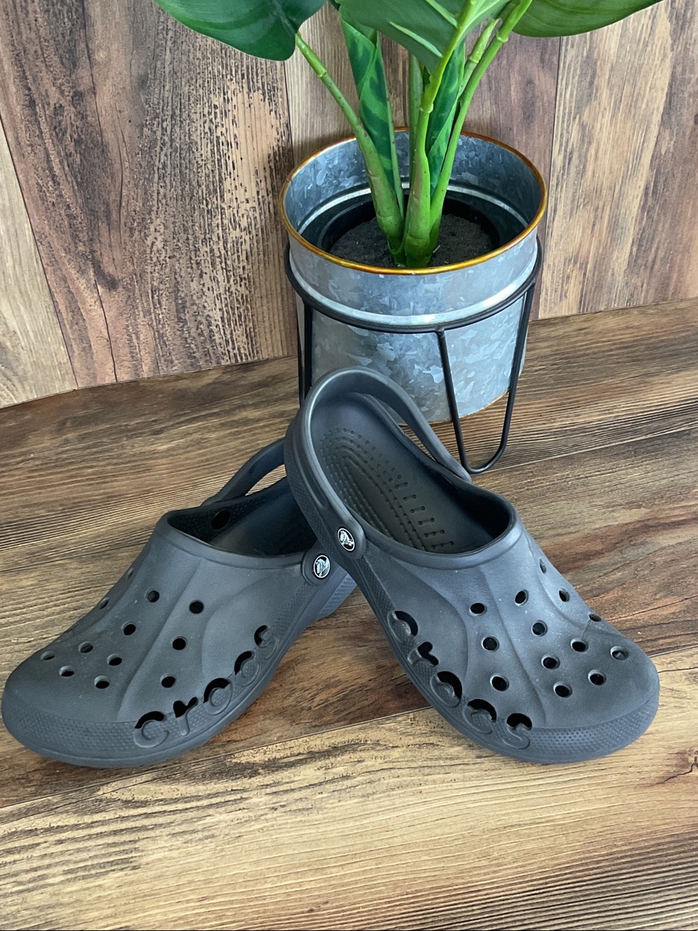 CROCS Classic Black Vented Clog with Heel Strap M9 W11    C361
